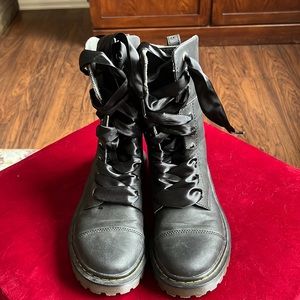 Dr. Martens combat boots w/ ribbon lace NWOT - YUBA